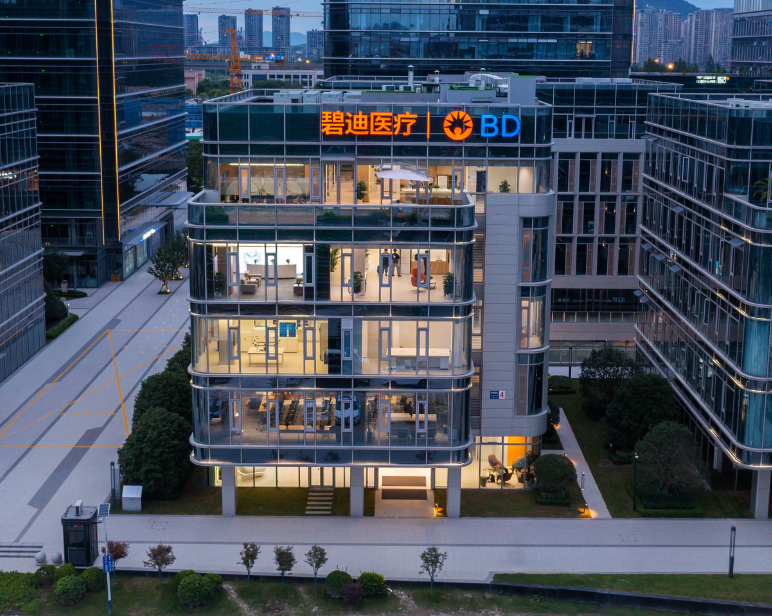Skyline view of BD's Greater China Training & Innovation Center at dusk