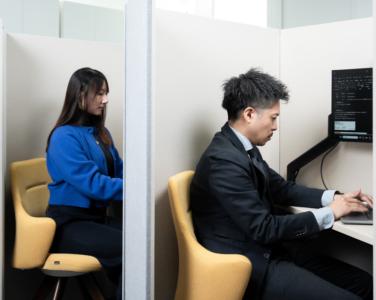 パーティションで区切られたワークスペースでパソコン作業を行うBDのアソシエイトたち。