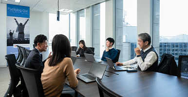 BDオフィスのBDアソシエイト4名が、カメラに向かって微笑んでいる。