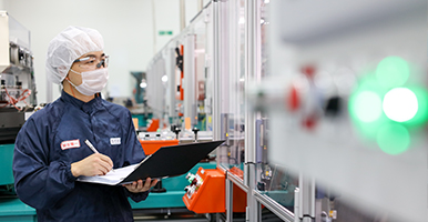 製造現場でマスクを着用している人物