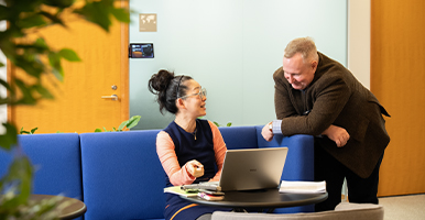 ソファでノートパソコンを使って、くつろいだ様子で仕事をしている2人