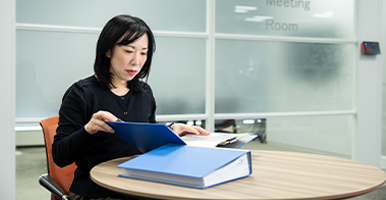 机の上のバインダーに入った個別のレビュー