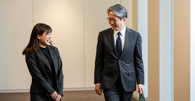 歩きながら会話をしている2人の日本人