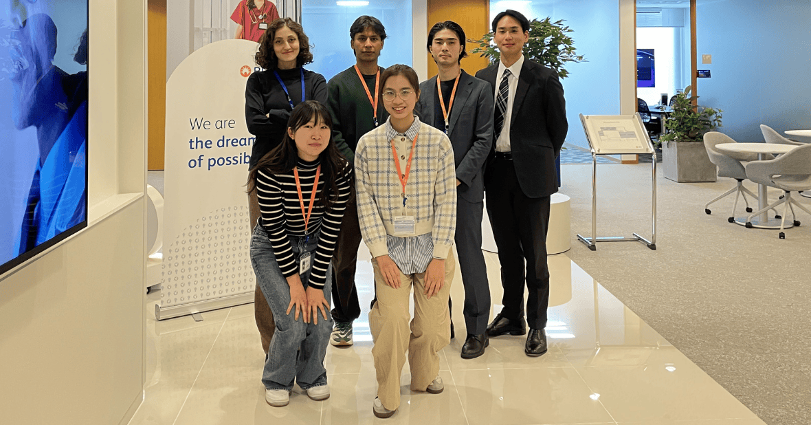 笑顔の初期タレントBDアソシエイトたちの集合写真