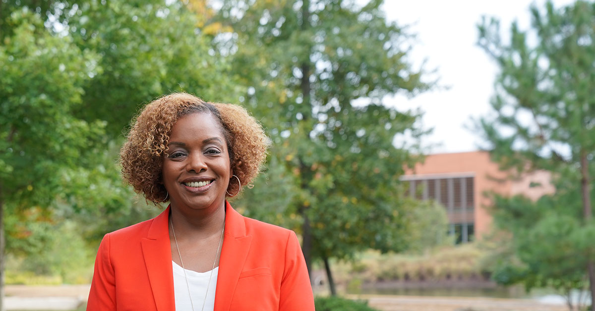 shavonne gordon smiling outside an office building