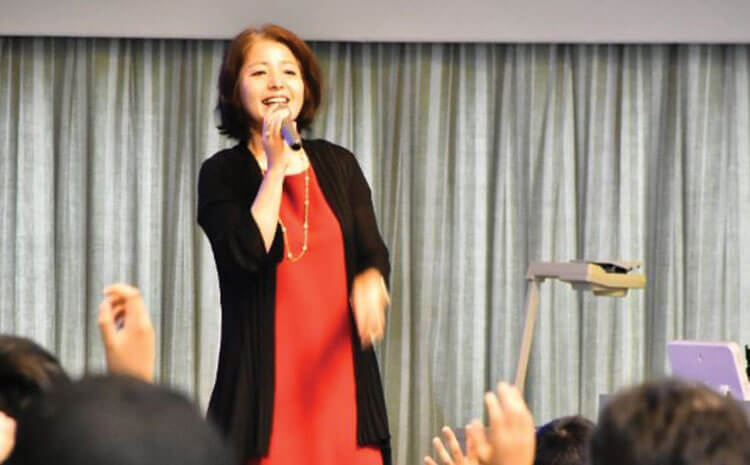 Miwa Kobayashi presents at a STEM education event for students. 
