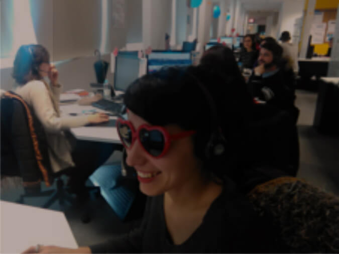 Mulher com óculos de sol no computador