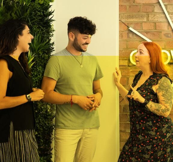 Un homme et une femme collaborent dans un cadre de bureau moderne.