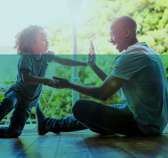 Padre e hijo juegan felices.