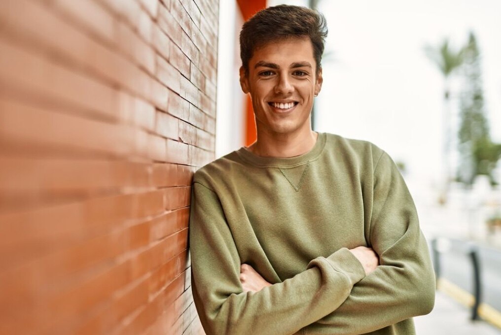 Hombre sonriendo al aire libre.