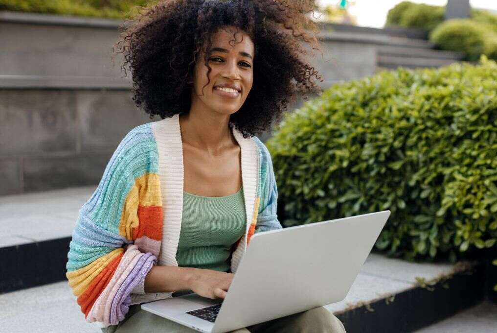 Femme travaillant à l'extérieur.