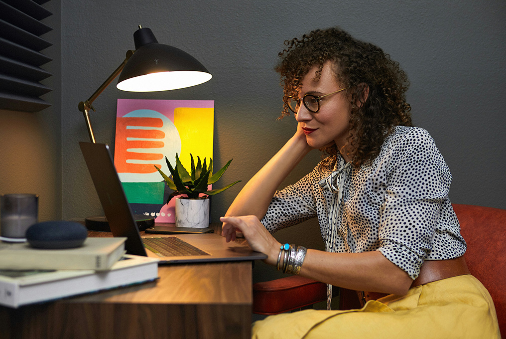 Een vrouw werkt op haar laptop.