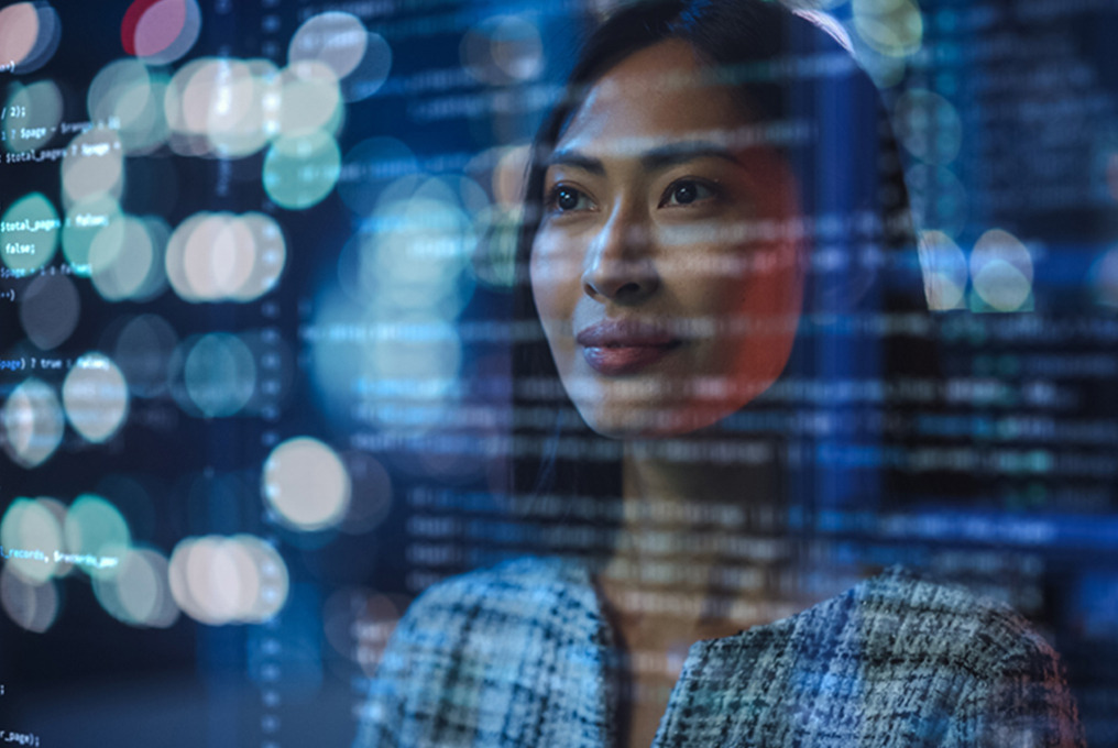 Femme regardant du code avec des reflets de lumière.