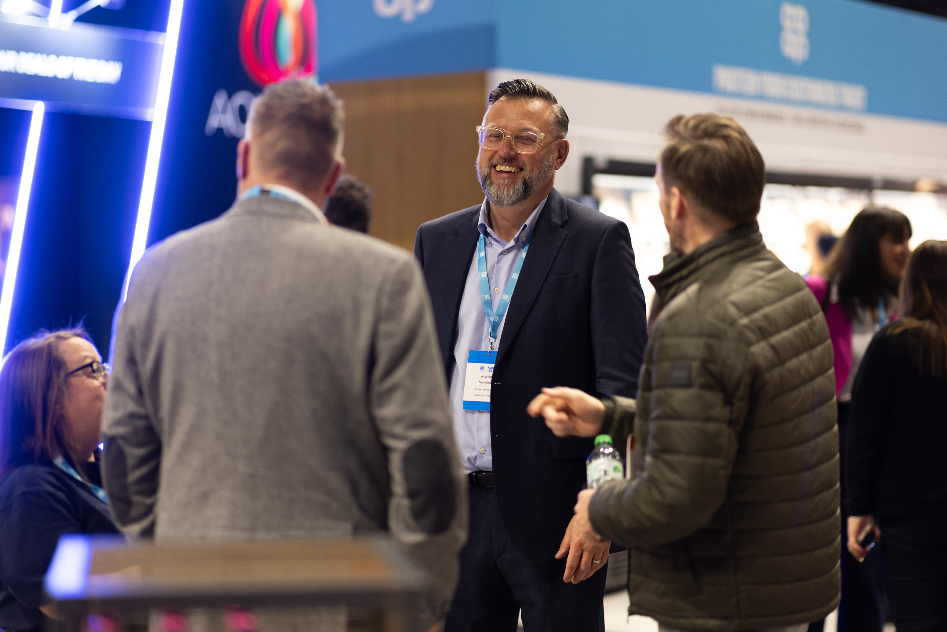 Propositions colleagues talking with wholesale partners