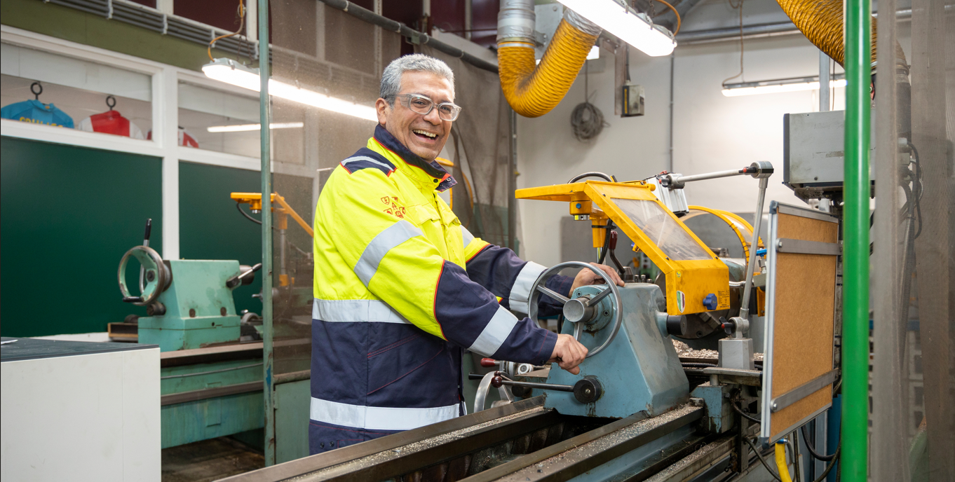 Cargill-medewerker die industriële machines bedient in een productieomgeving en daarmee vakmanschap, technische expertise, arbeidsveiligheid en precisie in productieprocessen benadrukt.