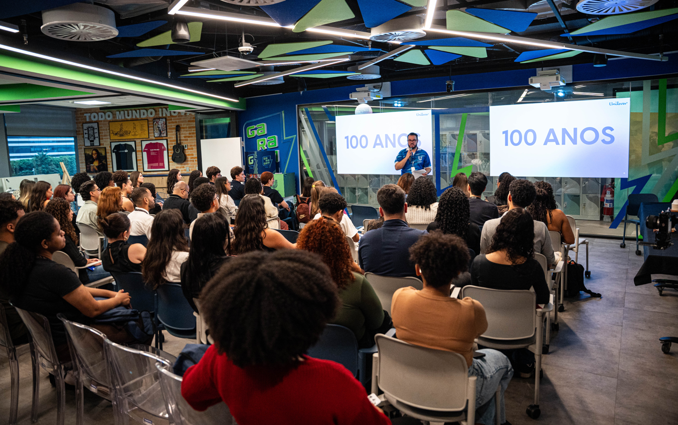 estagi&aacute;rios assistindo palestra no audit&oacute;rio da Unilever Brasil