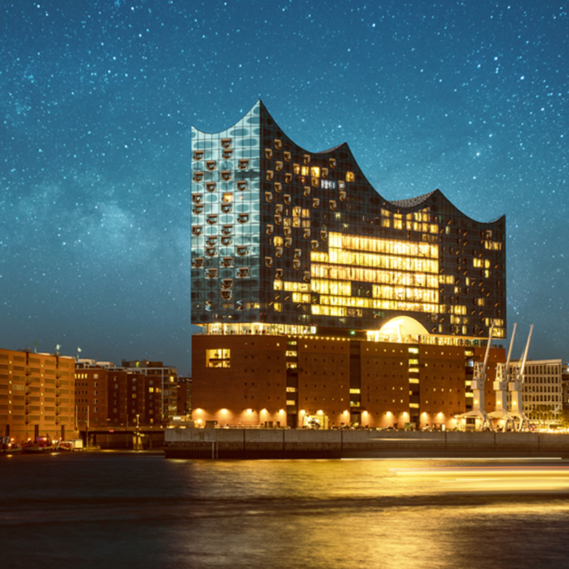 Abbildung Elbphilharmonie in Hamburg bei Nacht.