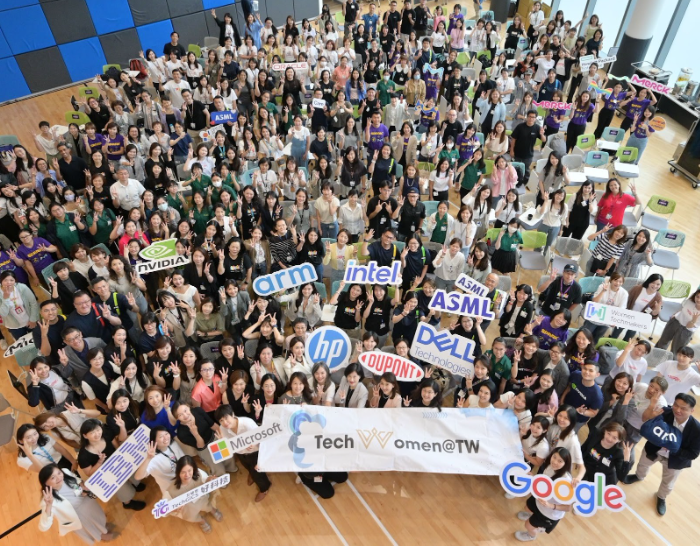 A group of people with TechWomen@TW pose for a picture in Taiwan