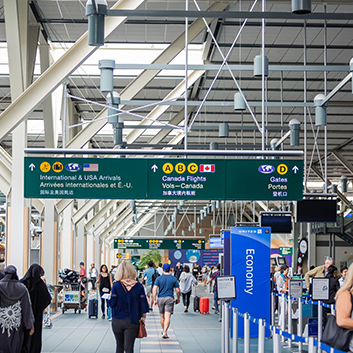 Passants dans un terminal d'aéroport