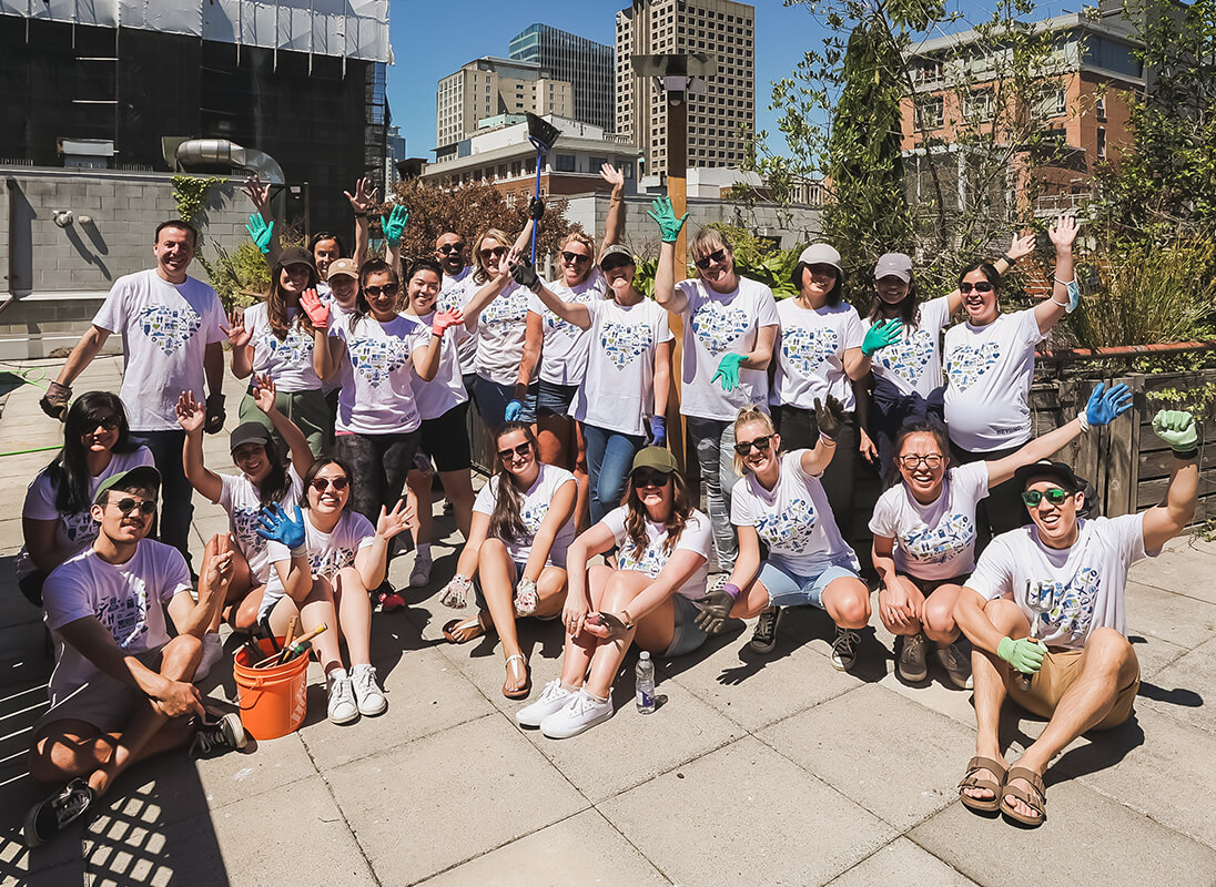 Photo de groupe d'employés devant une passerelle