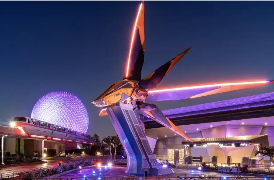 vista noturna da atração Spaceship Earth no Walt Disney World, na Flórida