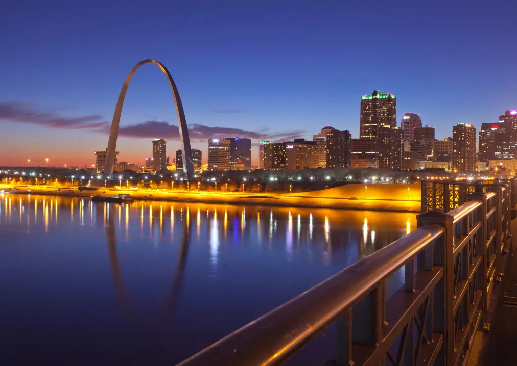 St. Louis arch and skyline at nighttime