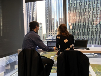 photo de deux collègues dans un bureau