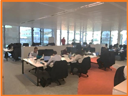 photo de deux collègues dans un bureau