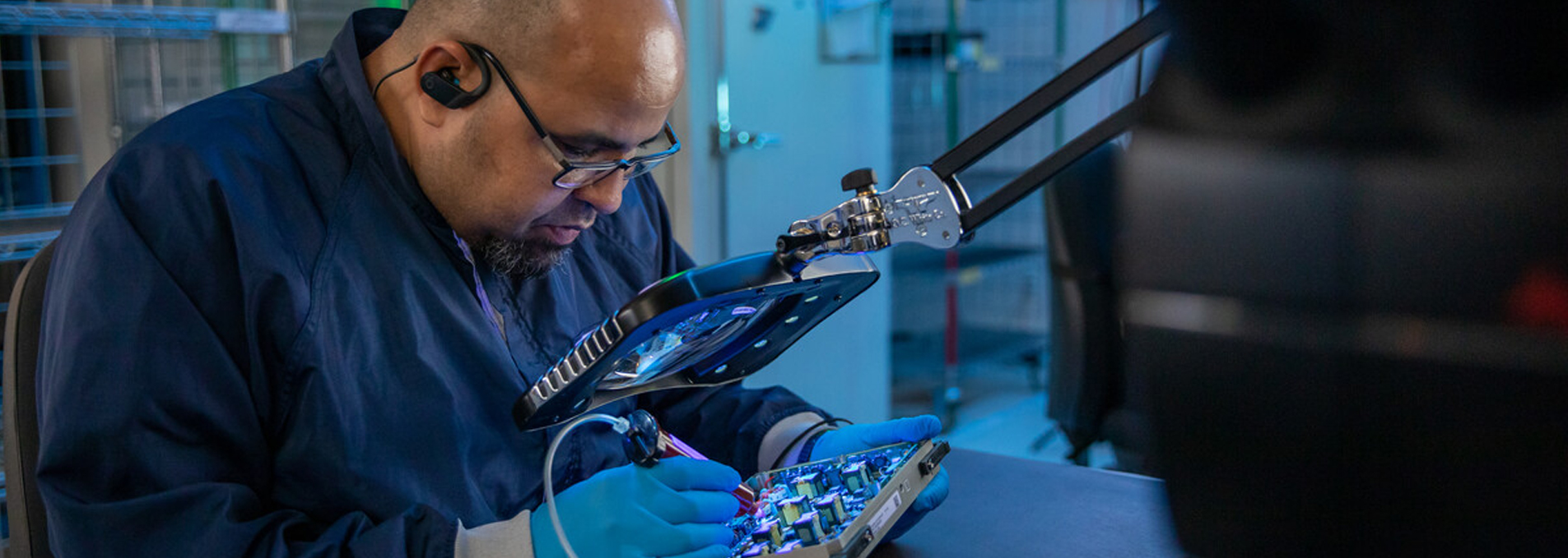 Inspecting hexagonal mirror array in cleanroom