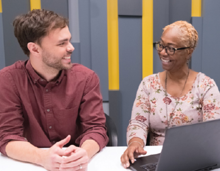 2 coworkings chatting