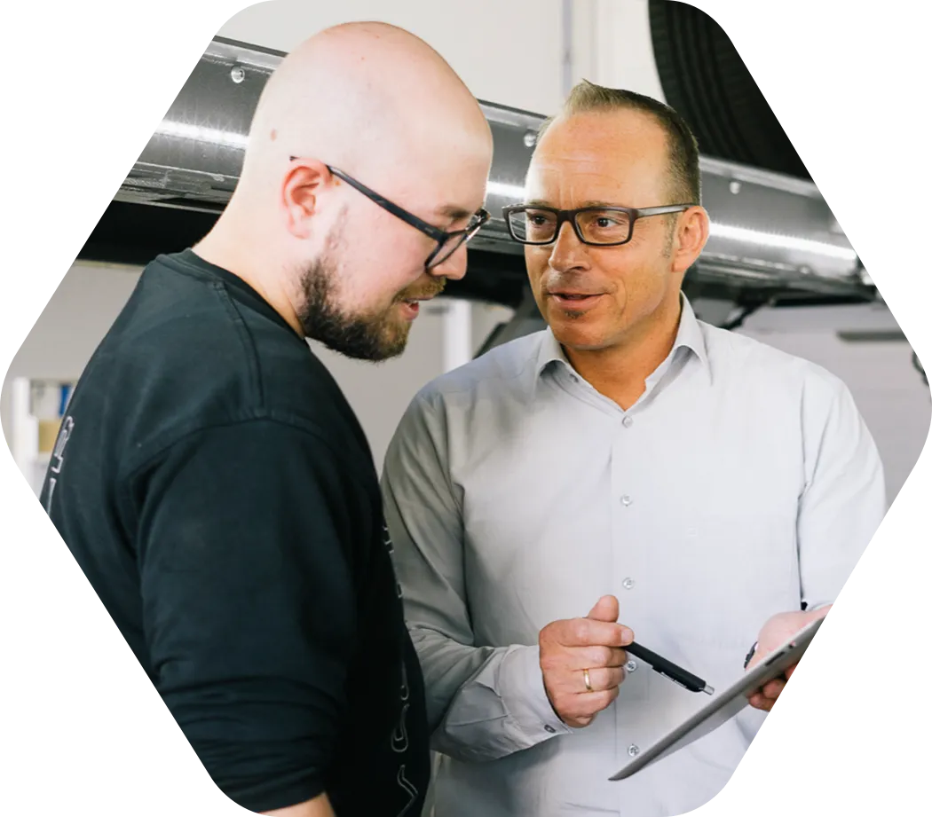 Men's discussing about Tech