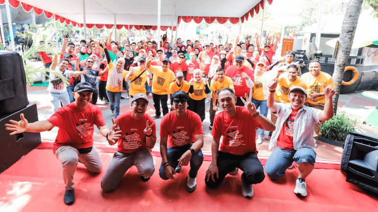 Group photo of Indonesia Pulogadung team outside their facility