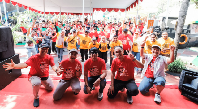 SCJ Indonesia Pulogadung team photo outside of facility
