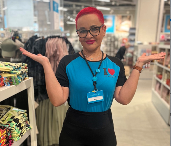 pracownik uśmiecha się