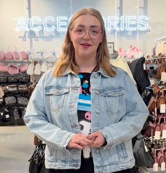 pracownik uśmiecha się