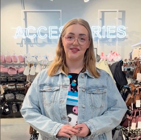 pracownik uśmiecha się