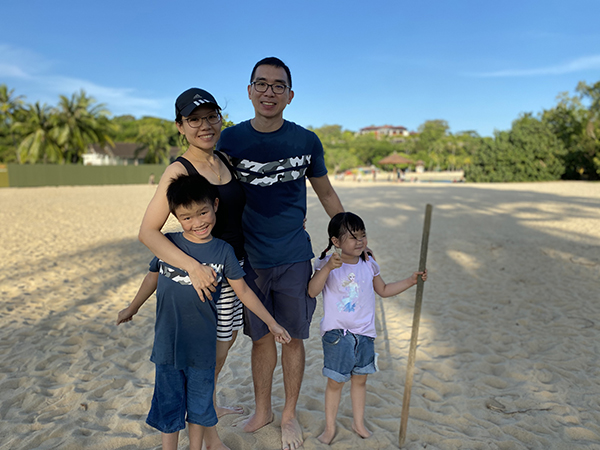 Cheng Cai and his family on the beach