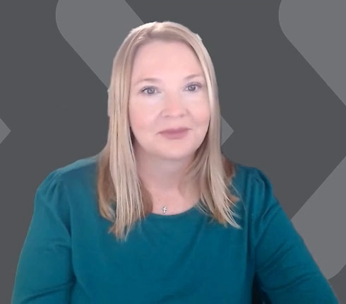 Another screenshot of Kelly with the same outfit and background.